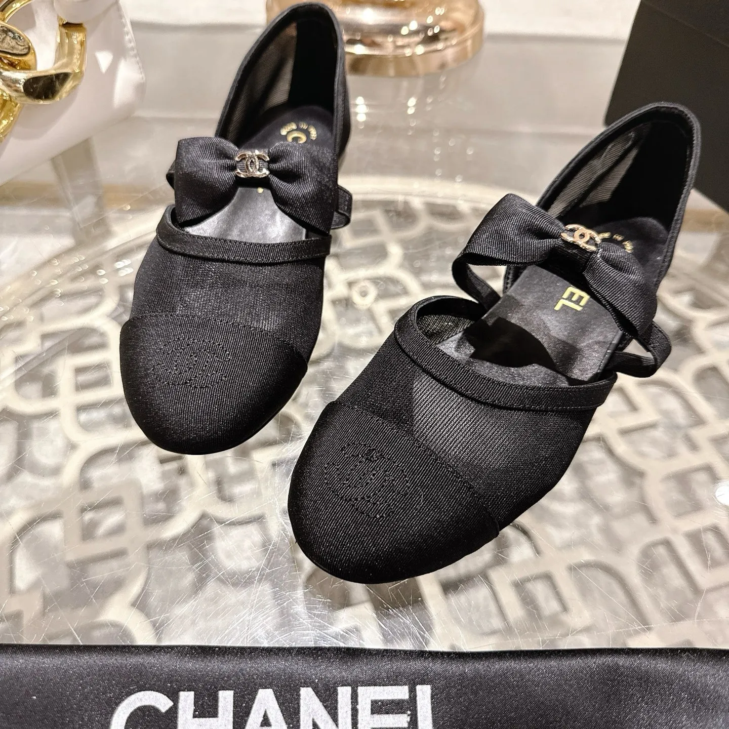👟👟Ex-factory price 540👟👟 Mesh [purchase-level quality] CHANEL Xiaoxiang 25/A new summer bow-tie shoes 💃 This pair of loafers is really breathtakingly beautiful! Made of cowhide fabric + imported mesh, every detail exudes a sense of high-end ~ classic bow design, Italian genuine leather sole, comfortable and classy on the feet, a perfect must-have for fairies!  🌟 All counters are from the same source! All materials are customized according to the original 1:1, and are developed and patterned from genuine products. The quality is absolutely assured ~ a classic that must be bought every year, a versatile artifact that looks great whether paired with skirts or jeans!  💖 The perfect finishing touch for summer outfits, sisters, just do it! 👉 Fabric: Imported sheepskin Lining: Imported sheepskin Outsole: Private molded outsole Code number: 35-40 (41 customized, non-refundable) Mesh surface